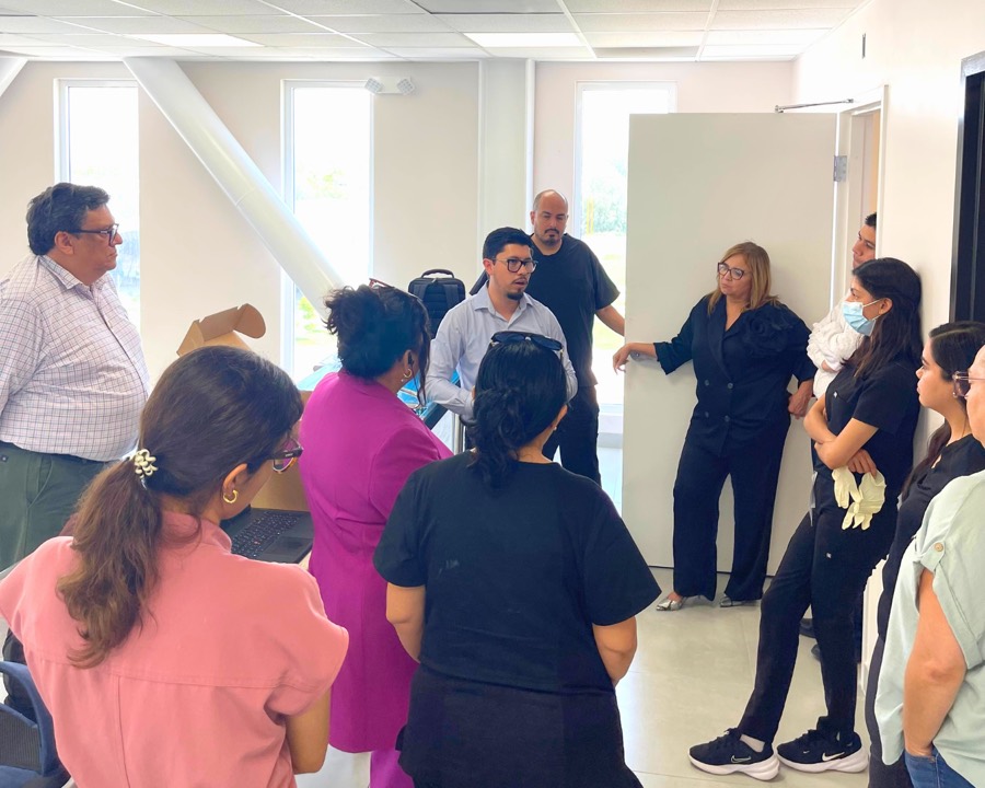 Grupo de doctores y asistentes en la capacitación del tomógrafo