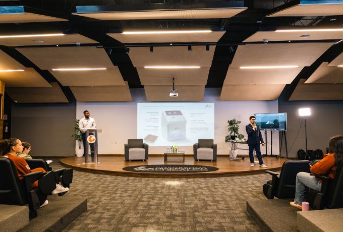 Plática de Dentelo y Dürr Dental en el auditorio de la Universidad Xochicalco