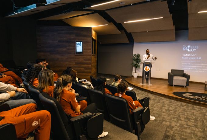 Presentación de equipos Dürr Dental ante estudiantes de Xochicalco