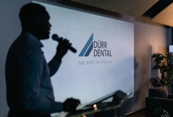 Ponente frente a la pantalla de Dürr Dental