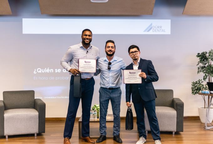 Entrega de reconocimientos en la plática de Dürr Dental en Xochicalco